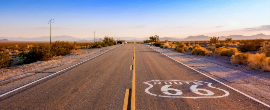 Panneau emblématique de la Route 66 avec un paysage désertique en arrière-plan