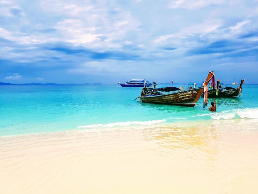 Plage de sable blanc en Thaïlande avec eau turquoise