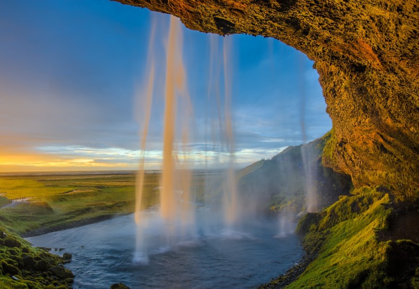 Cascade islandaise sous le soleil de minuit