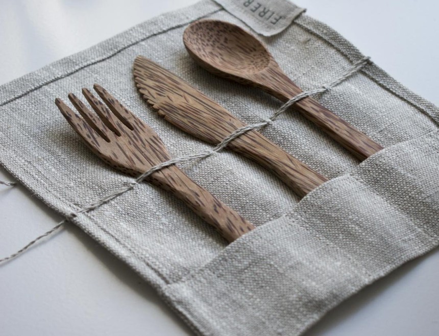 Repas zéro déchet avec contenants réutilisables et produits locaux