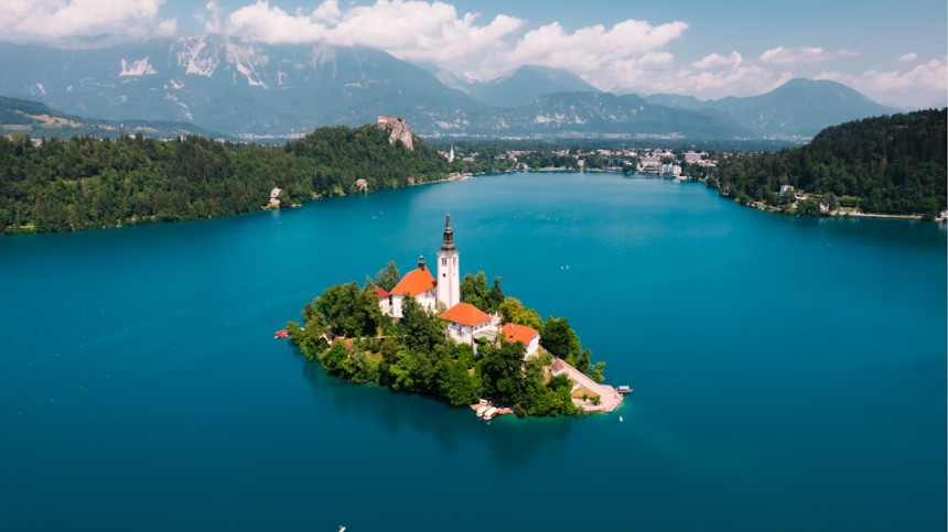 Lac de Bled avec son île et son église, entouré de montagnes
