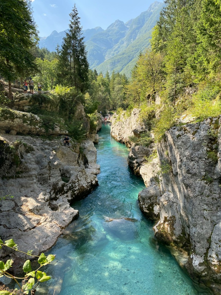 Rivière Soča aux eaux turquoise entourée de montagnes