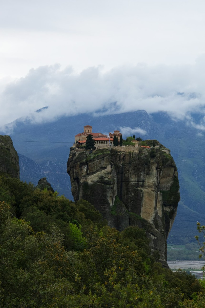 Monastères des Météores perchés sur des formations rocheuses impressionnantes