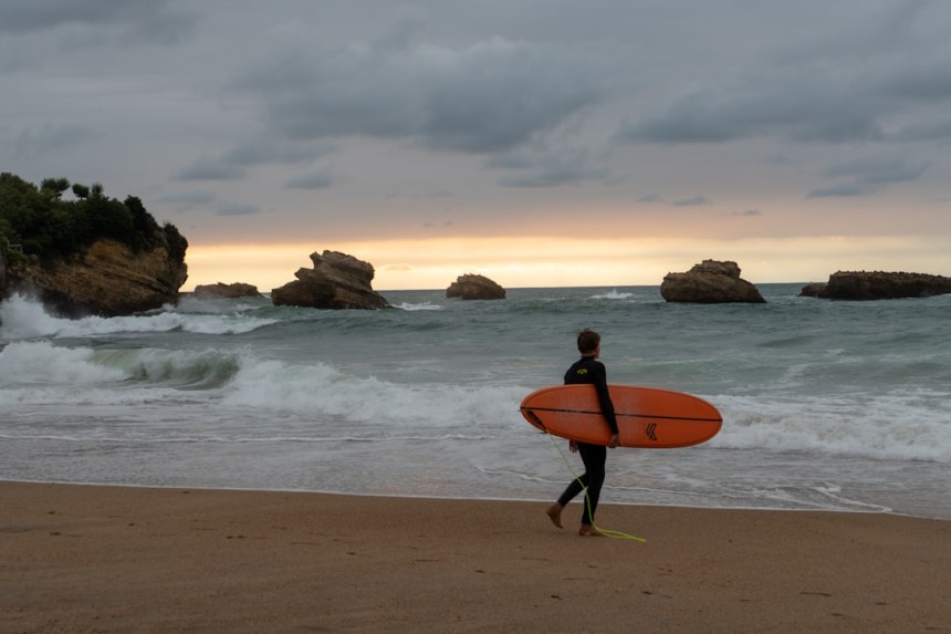 Plages de Biarritz remplis de surfers
