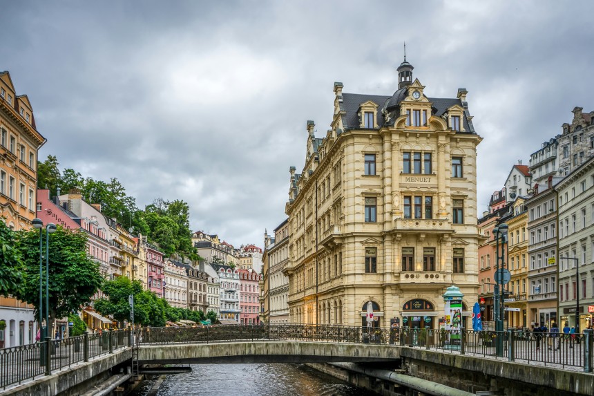 Vue panoramique de Karlovy Vary avec ses colonnades.