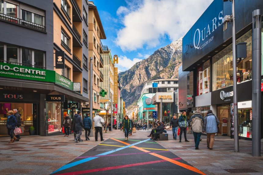 Centre-ville d'Andorre-la-Vieille avec ses rues commerçantes animées