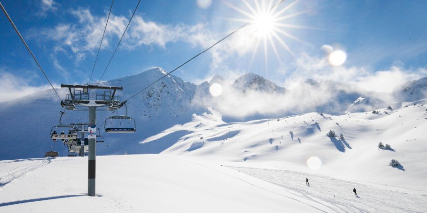Skieurs en action dans une station de ski près d'Andorre-la-Vieille