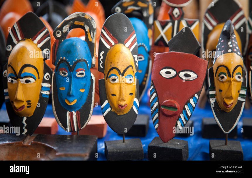 Artistes locaux exposant leurs œuvres à Grand-Bassam
