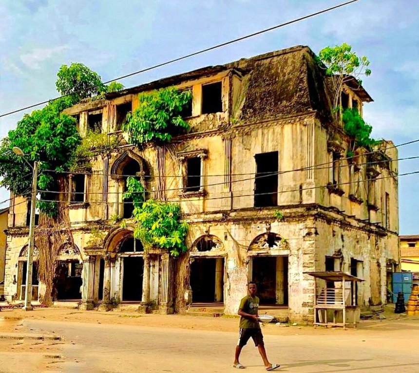 Bâtiment colonial historique à Grand-Bassam