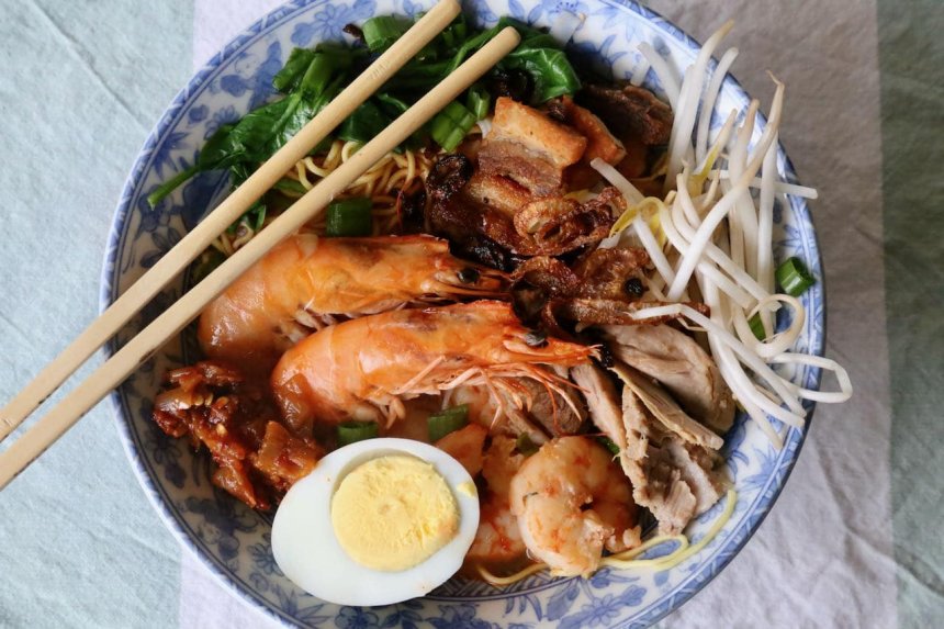 Plat de cuisine fusion typique de Penang avec nouilles et crevettes