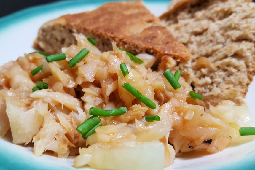 Plat traditionnel caribéen servi dans un restaurant à Kingstown