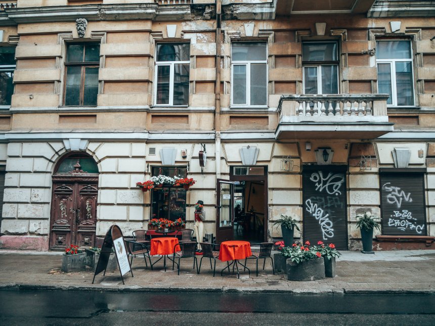 Café bohème typique dans la vieille ville de Vilnius