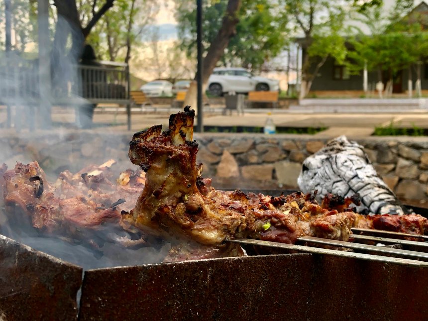 Plat traditionnel turkmène dans un restaurant de Türkmenbaşy