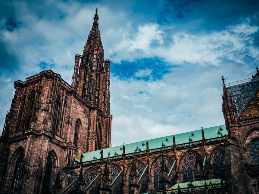Cathédrale Notre-Dame de Strasbourg sous un ciel bleu