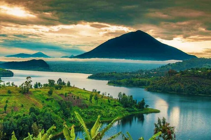 Vue panoramique du lac Burera avec les volcans en arrière-plan
